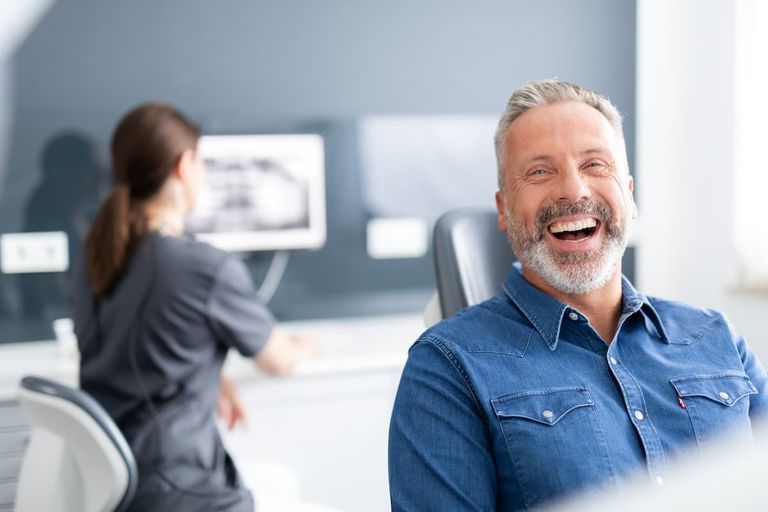 Mit schönen Zähne wieder jünger aussehen.